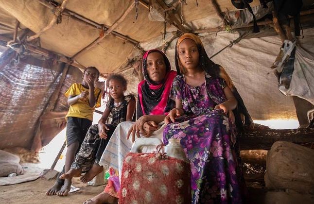 流离失所家庭继续住在也门的临时住所中。