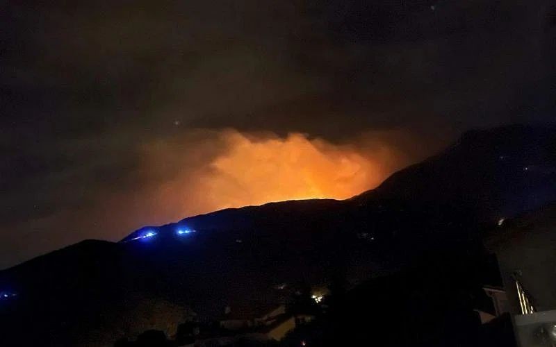法国边境小镇塞贝尔（Cerbere）自16日起野火不断，熊熊烈火烧毁近千公顷土地，漆黑夜空布满红光。（图：路透社）