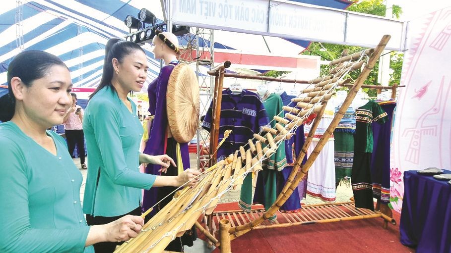 少数民族乐器表演深受民众欢迎。