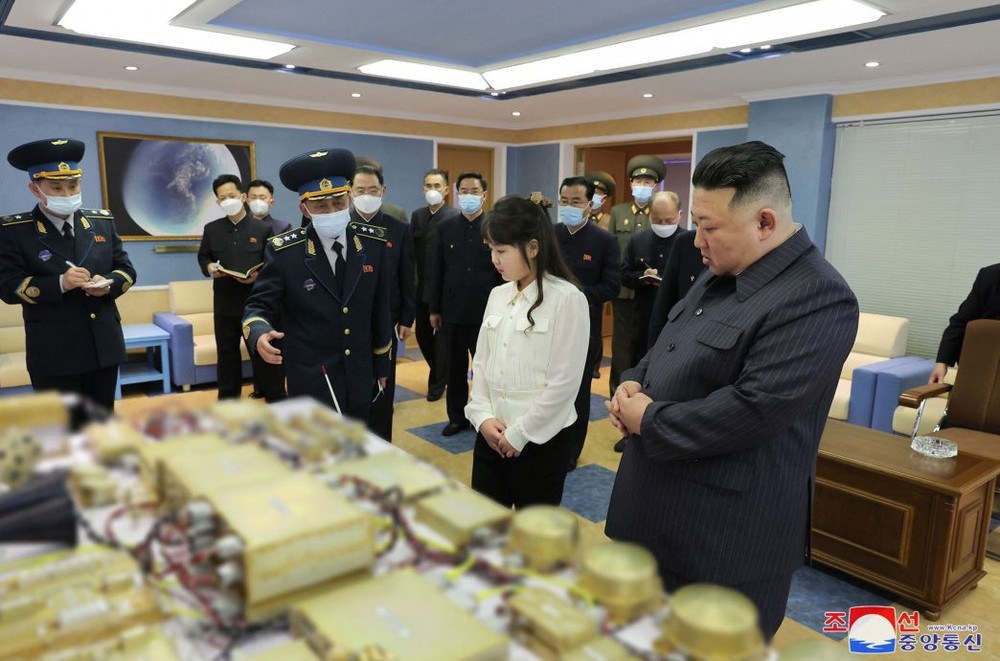 金正恩18日携女儿金主爱视察朝鲜国家宇宙开发局，强调按计划发射军事侦察卫星1号。（图：朝中社）