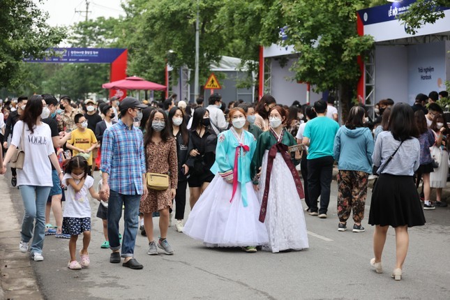 图为 2022年韩国文化街盛会一景。（图：何秋）