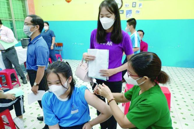 黎贵敦学校的学生在接种新冠疫苗。
