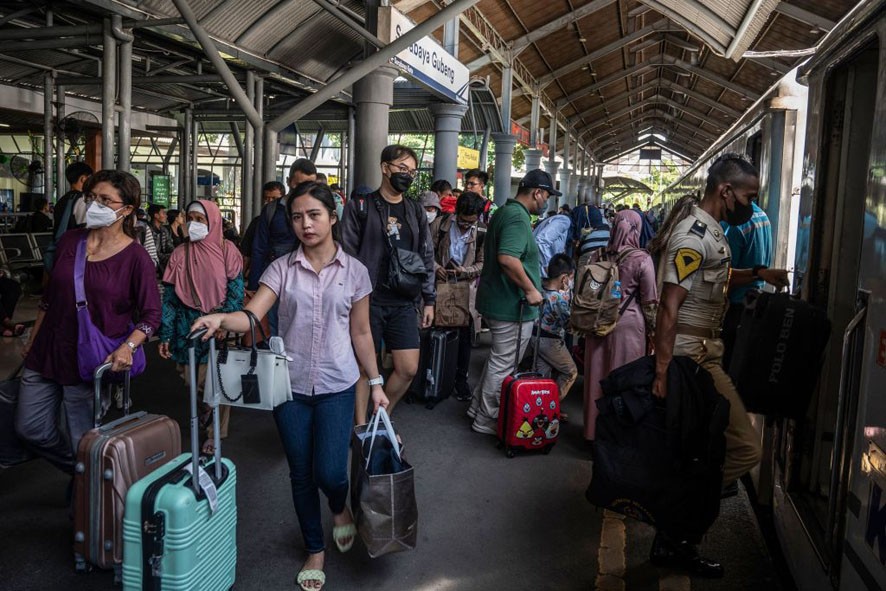 当地时间4月19日，乘客在泗水的古崩车站准备登上火车前往自己的家乡。（图：光华网）