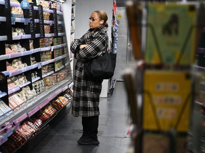 一名女性在便利店选购物品。（示意图：WSJ）