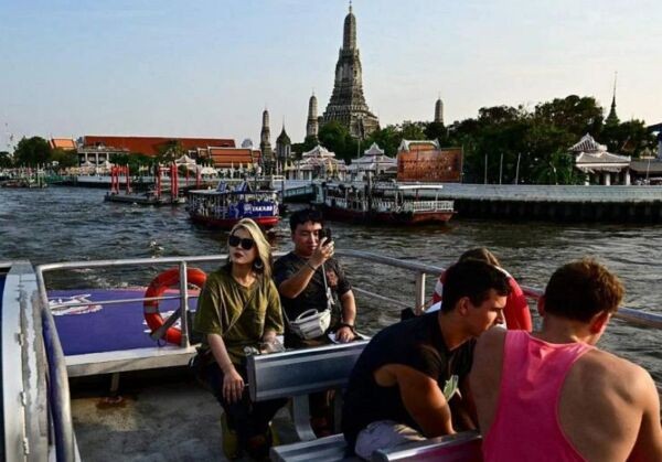 一群外国游客在曼谷乘船观光。（图：AFP）