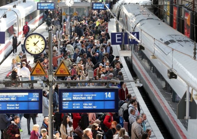 德国全境铁路服务罢工，导致列车服务大受影响，旅客争相登上列车。（图：AFP）