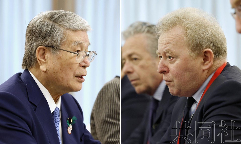 4月21日下午，日本农相野村哲郎（左）在宫崎市与欧盟农业委员沃伊切霍夫斯基举行会谈。（图：共同社）