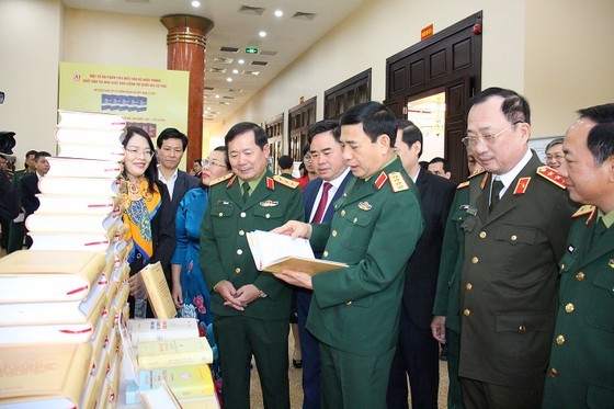 与会代表参观展示党中央总书记阮富仲关于防打贪腐工作书籍的展区。