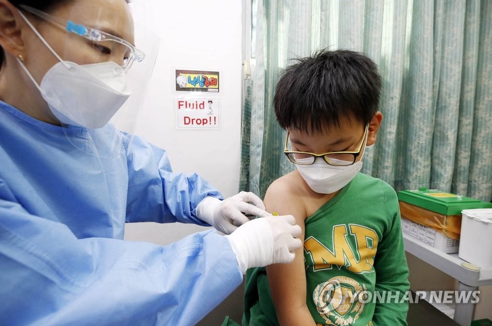 一名儿童正接种疫苗。（图：韩联社）