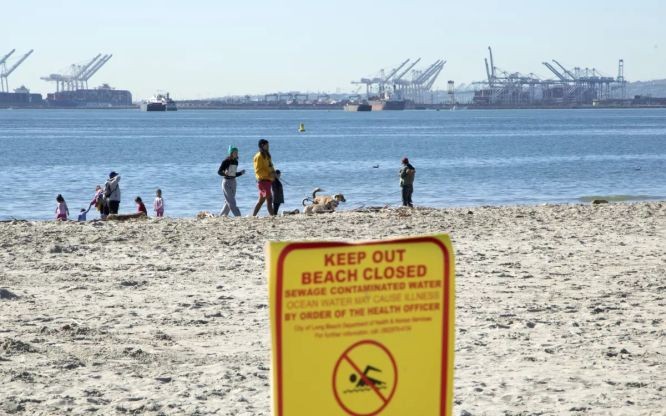 污水泄漏致公共海滩关闭。（图：洛杉矶时报）