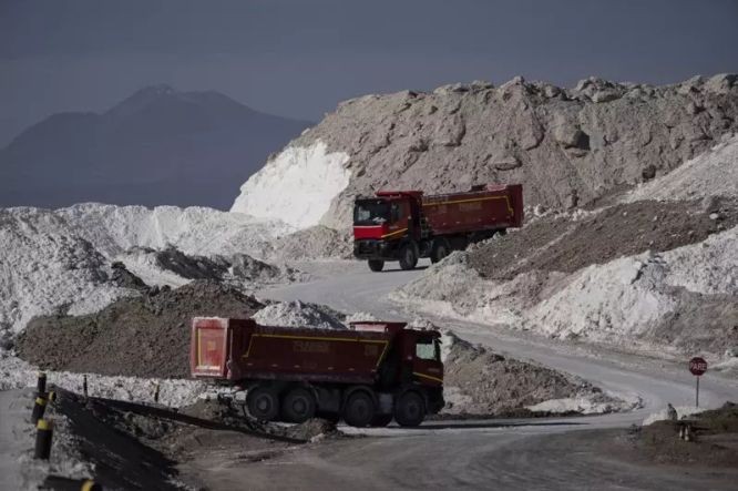 智利锂矿开采活动一隅。（图：AP）