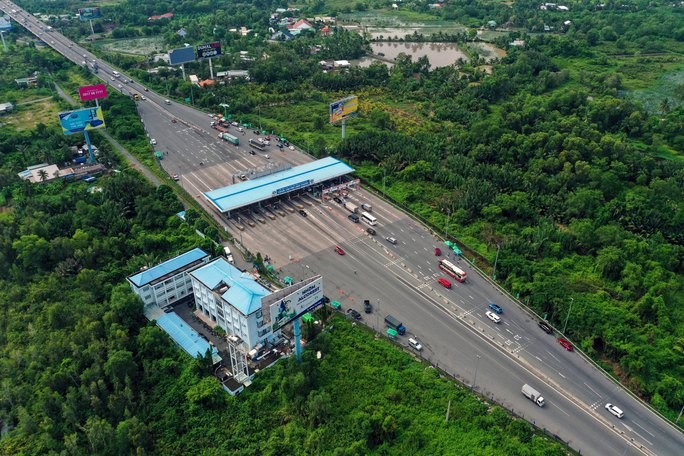 本市隆城-油曳高速公路承担的车流量多年来一直超过设计功率。