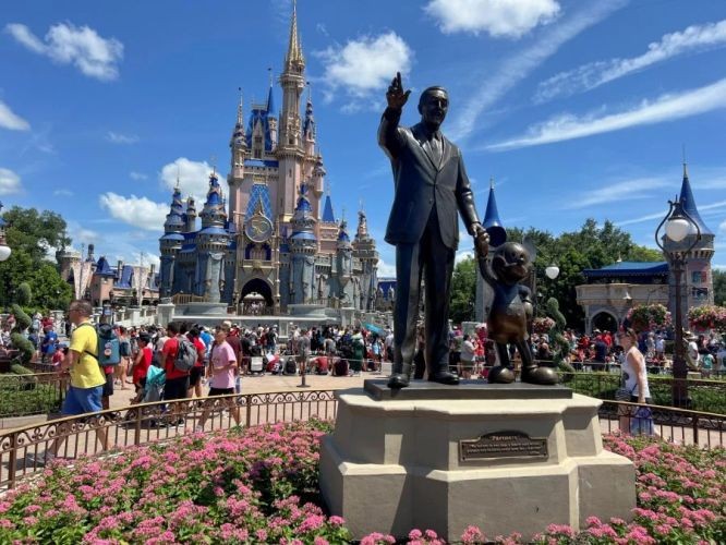 美国佛罗里达州奥兰多迪斯尼世界神奇王国内，创办人华特迪士尼手牵米奇老鼠的雕像。（图：路透社）