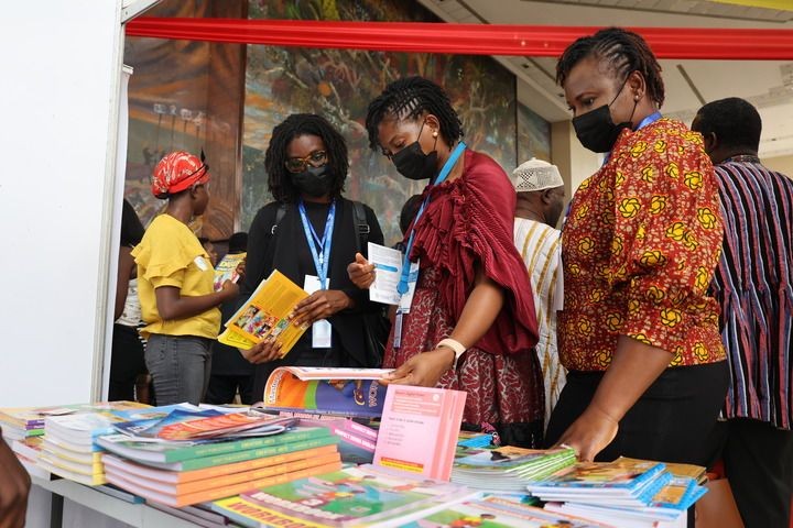 4月24日，在加纳首都阿克拉举办的图书展上，人们在展台前浏览图书。（图：新华社）