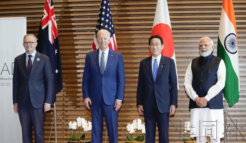 Quad首脑会议前，澳大利亚总理阿尔巴尼斯（左起）、美国总统拜登、日本首相岸田文雄、印度总理莫迪合影。2022年5月24日上午摄于首相官邸。（图：共同社）