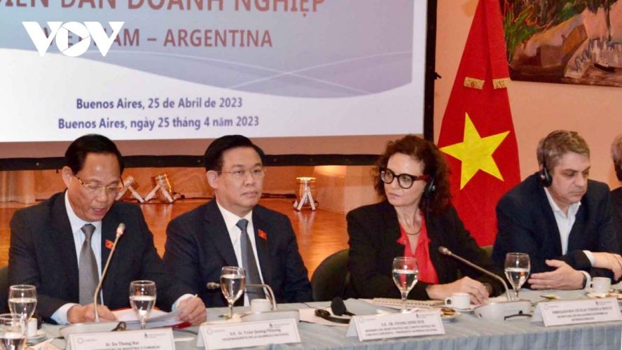 越南国会主席王廷惠(左二)出席两国企业论坛。（图：VOV）