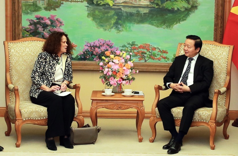 政府副总理陈红河（右）接见世界银行驻越南首席代表卡罗琳‧特克。（图：VGP）