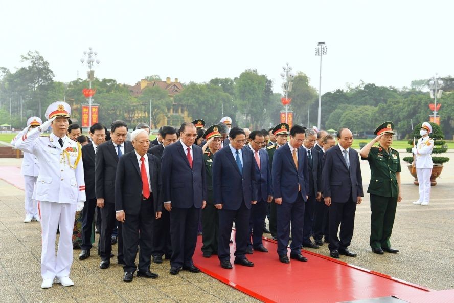 党与国家领导代表团拜谒胡志明主席陵。（图：越通社）