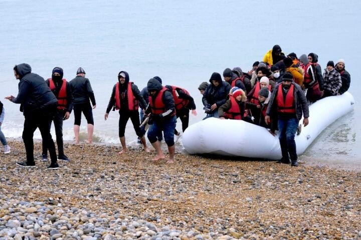 2021年11月24日，移民乘船抵达英国邓杰内斯角海岸。（图：新华社）