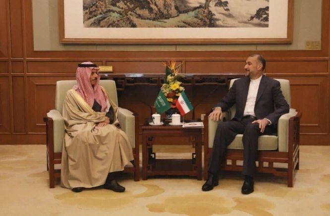 图为4月6日，沙特阿拉伯外交部长费萨尔在中国北京会见伊朗外交部长阿卜杜拉希扬。（图：路透社）