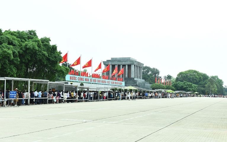 人们排长队晋谒胡志明主席陵。（图：人民军队报）