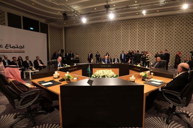 5月1日，在约旦首都安曼，约旦外交大臣萨法迪、沙特阿拉伯外交大臣费萨尔、伊拉克外长侯赛因、埃及外长舒凯里和叙利亚外长梅克达德参加会谈。（图：新华社）
