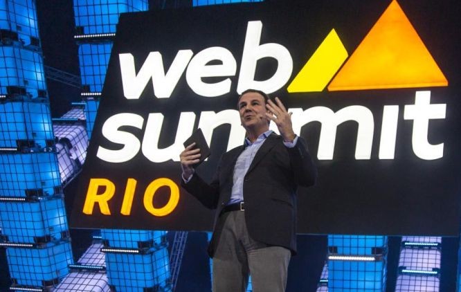5月1日，里约热内卢市长爱德华多·帕埃斯在巴西里约热内卢举行的网络峰会开幕式上致辞。（图：新华社）