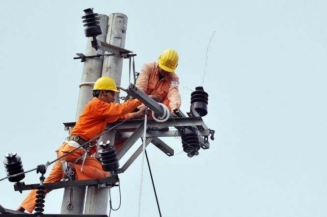 电力人员维修电网。（图：互联网）