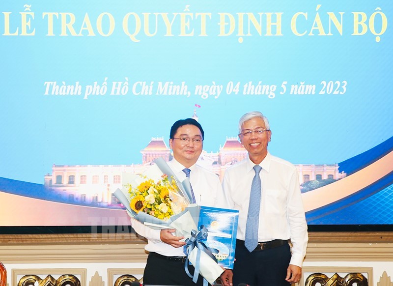 阮陈平（左）同志出任第十一郡人委会主席。（图：市党部新闻网）