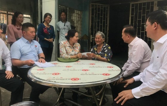 市人民议会主席阮氏丽探访平政县范文二乡受环市三路项目影响房屋和土地要全部清拆的民户。