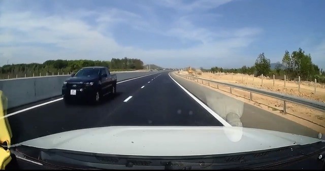 在藩切-油曳高速公路上逆向行驶的皮卡车。（图：视频截图）