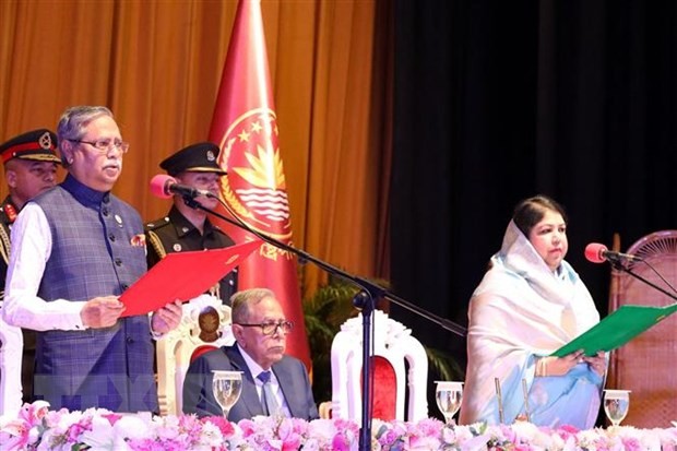 4月24日，在孟加拉国达卡，孟加拉国新总统穆罕默德·谢哈布丁·楚普（左）出席就职仪式。（图：越通社）