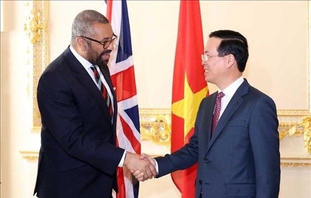 越南国家主席武文赏会见英国外交大臣詹姆斯‧克莱弗利。（图：越通社）