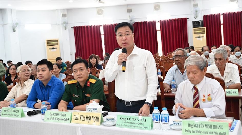 郡越南祖国阵线委员会主席黎晋才会上致辞。