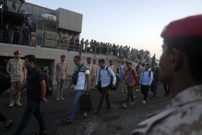 沙地皇家海军“艾卜哈号”抵达吉达港，从苏丹撤离的侨民下船。（图：AP）
