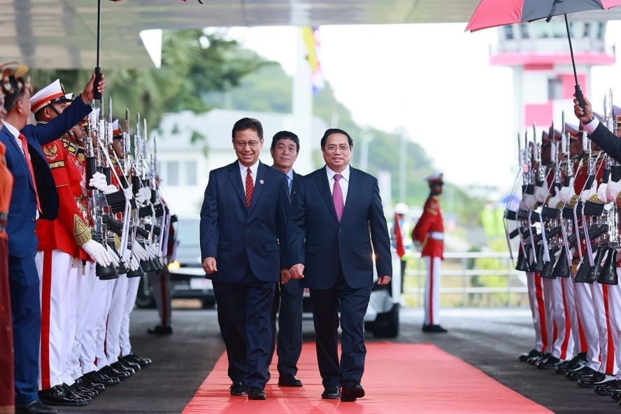 越南政府总理范明政抵达印度出席第四十二届东盟峰会。（图：越通社）