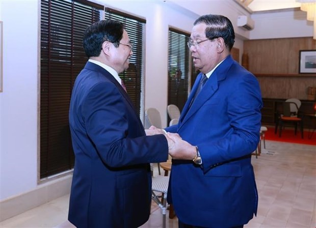 越南政府总理范明政（左）在第42届东盟峰会间隙会见柬埔寨首相洪森。（图：越通社）