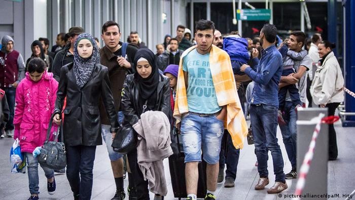 难民抵达杜塞尔夫多夫机场火车站。（图：DW）