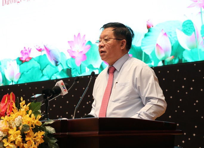 中央宣教部部长阮仲义在会议上发表讲话。（图：草阮）