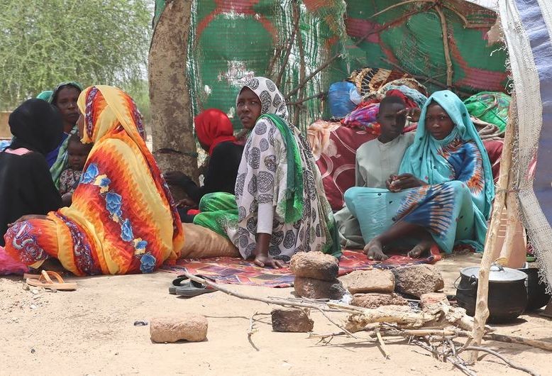 逃离苏丹冲突的苏丹难民坐在乍得库夫隆的临时避难所里。（图：联合国）
