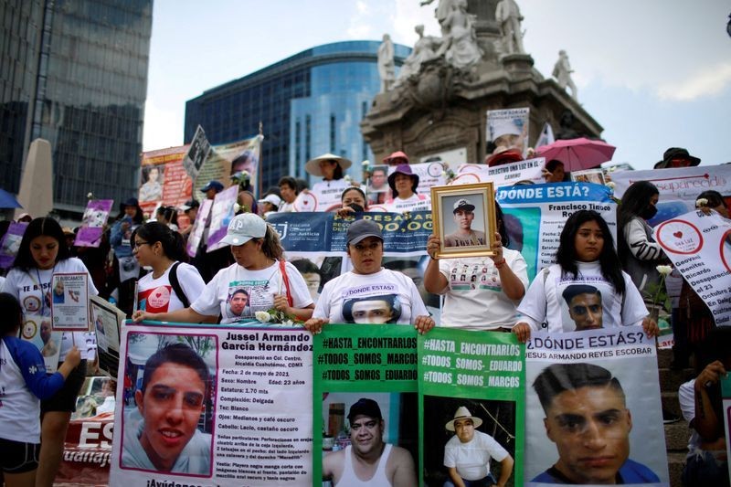 失踪人员的亲属于 2023年5月10日在墨西哥墨西哥城的独立天使纪念碑参加母亲节要求真相和正义的抗议活动。（图：路透社）
