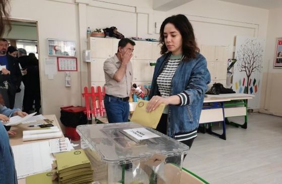 5月14日，在土耳其安卡拉，民众在一处投票站参加投票。（图：新华社）