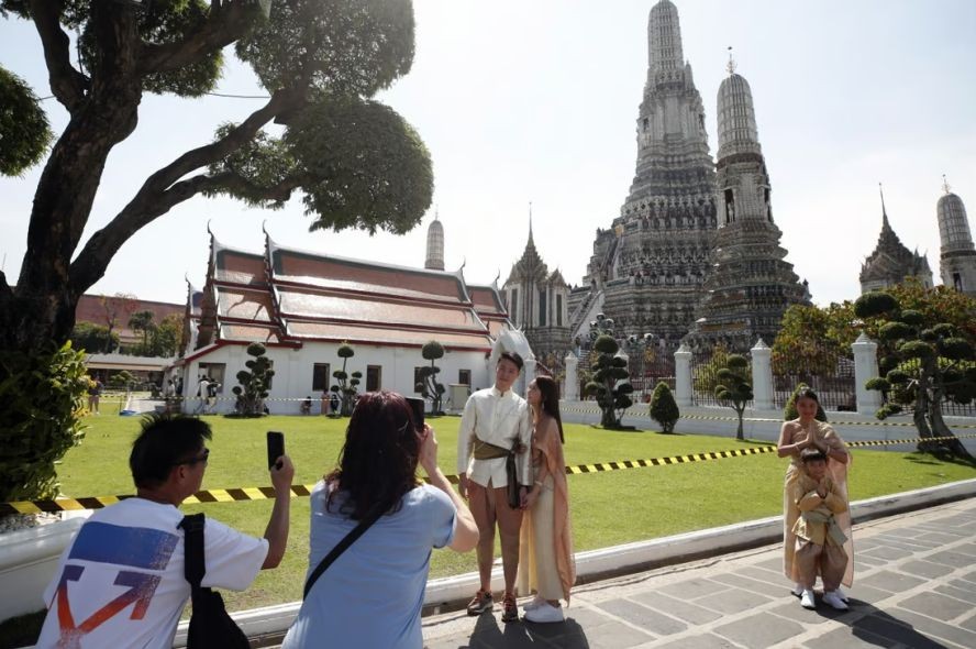 游客在泰国一旅游景点拍照留念。（图：互联网）
