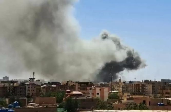 5月14日，苏丹首都喀土穆的部分地区当天仍有炮击和空袭发生。（图：路透社）