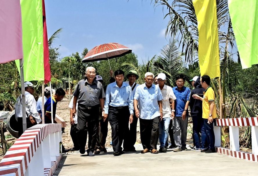 陈适组长（左）与地方政府和父老乡亲出席巧叶桥落成典礼。