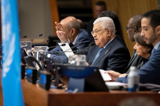 5月15日，巴勒斯坦总统阿巴斯（中）在联合国巴勒斯坦人民行使不可剥夺权利委员会高级别会议上致辞。（图：新华社）