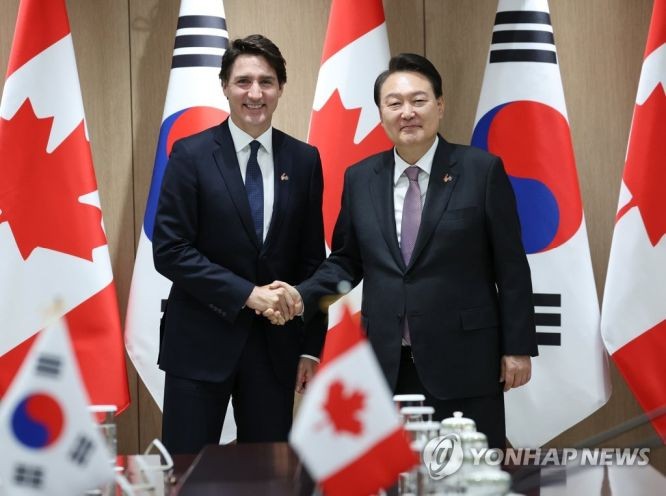 5月17日，在首尔龙山总统府，韩国总统尹锡悦（右）和加拿大总理贾斯廷·特鲁多举行会谈。（图：韩联社）