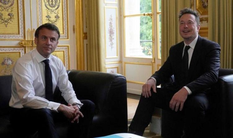 当地时间5月15日，在法国巴黎爱丽舍宫举行的会谈之前，特斯拉首席执行官埃隆·马斯克与法国总统埃马纽埃尔·马克龙合影留念。（图：AFP）