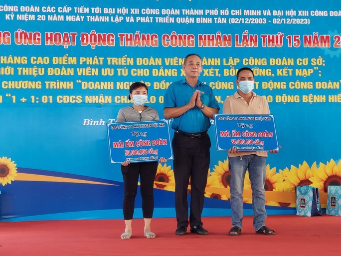 宝元有限责任公司员工阮青海（右一）获得平新郡劳动联团赠送“工人之家”。