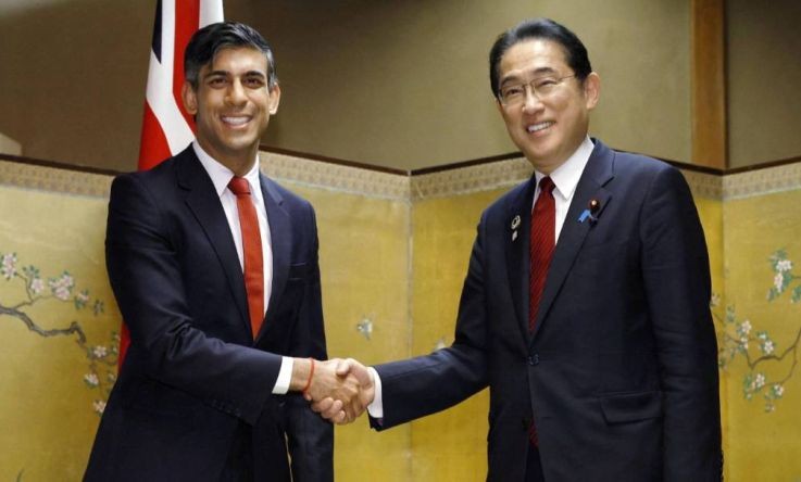 英国首相苏纳克（左）与日本首相岸田文雄在广岛会面。（图：路透社）